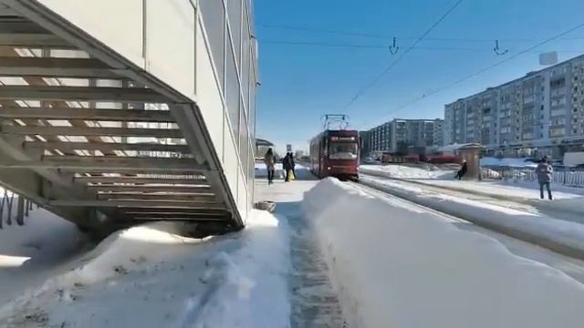 Трамвай 71-407-01 №1368 маршрута №4, прибывает на остановку станции метро Проспект Победы. Казань