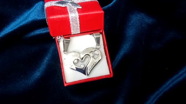 Одно сердце на двоих. Парные кулоны на цепочках в красном футляре смотреть онлайн
