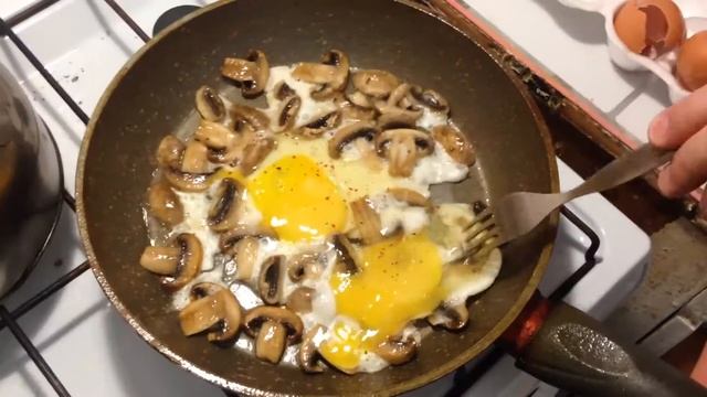 Как жарить яичницу с грибами смотреть онлайн