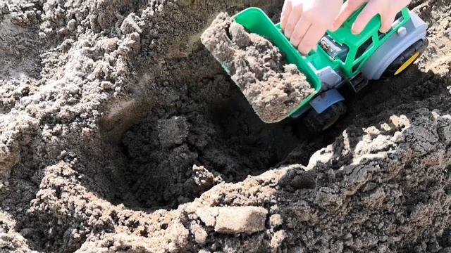 Машинка в песке. Копаем песок делаем лужицу. смотреть онлайн