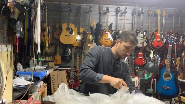 Распаковка гитары из Симферополя Unpacking the guitar смотреть онлайн