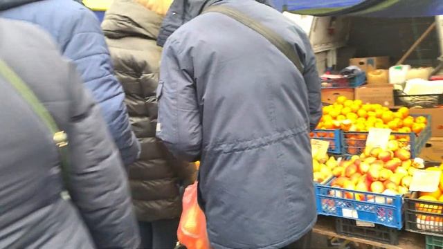 Ярмарка на Позняках. Цены на продукты. Старый Новый Год 14.01.2023 Базар на Ревуцкого в Киеве смотреть онлайн