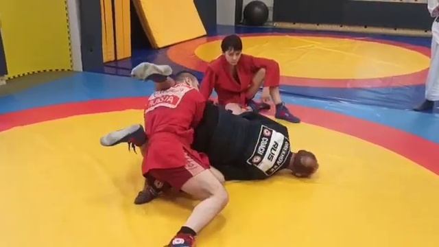 Самбо.  Болевой на руку со скручиванием во внутрь.