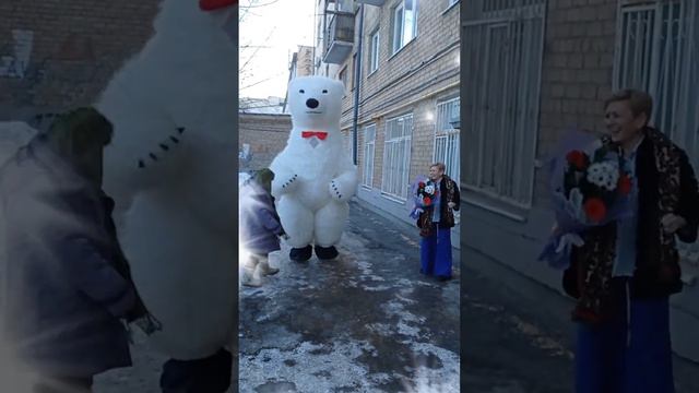 Поздравление от белого мишки в Оренбурге. 08.02.23 смотреть онлайн