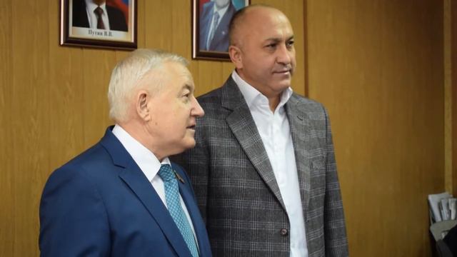 Депутат Госсовета и глава района порадовали азнакаевскую детвору подарками от Деда Мороза смотреть онлайн