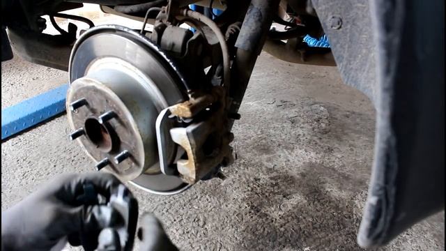 Nissan Qashqai 2,0 Ниссан Кашкай 2012 года Замена задних тормозных колодок смотреть онлайн