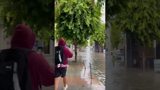 Кипр, Лимасол, дождь, потоп в городе, море, машина, автомобиль, люди идут, напор воды