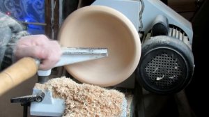 Точим вазу для фруктов из дерева на токарном станке.