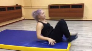 Видео урок «Техника кувырка назад.Выход через плечо»