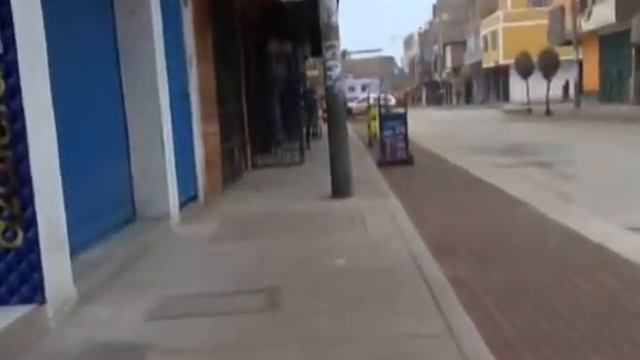 Postes invaden la vereda смотреть онлайн