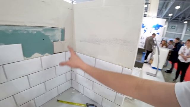 Укладка плитки кабанчик, облицовка скрытого люка. BATIMAT 2019, стенд Mapei смотреть онлайн
