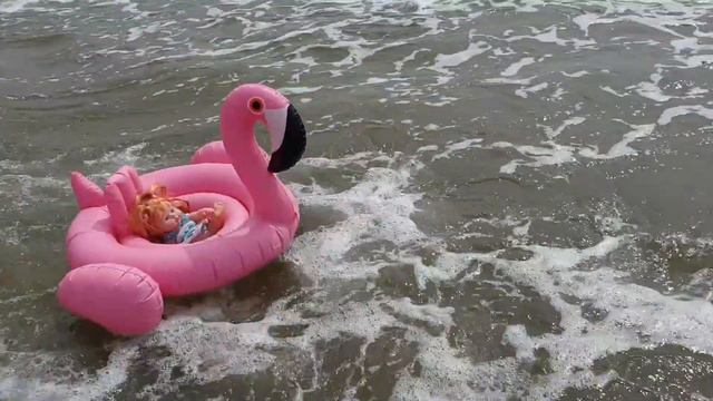 Куклу Юлю на баллоне унесло в океан смотреть онлайн