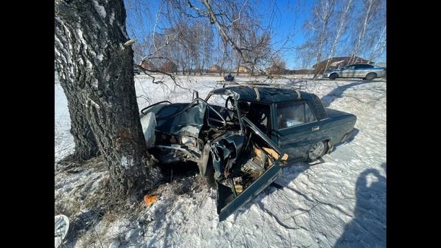 Под Орлом пенсионер на ВАЗ 2107 вылетел в кювет и въехал в дерево смотреть онлайн