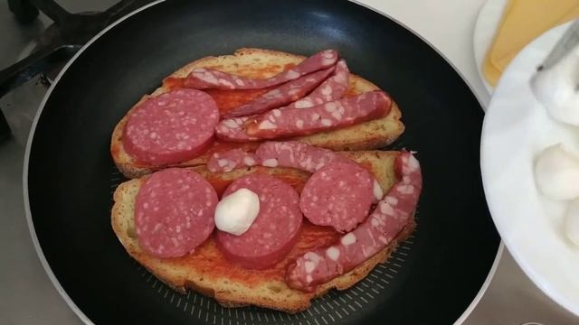 Рецепт горячих бутербродов на сковороде. Рецепт приготовления .Вкусный, сытный завтрак. смотреть онлайн