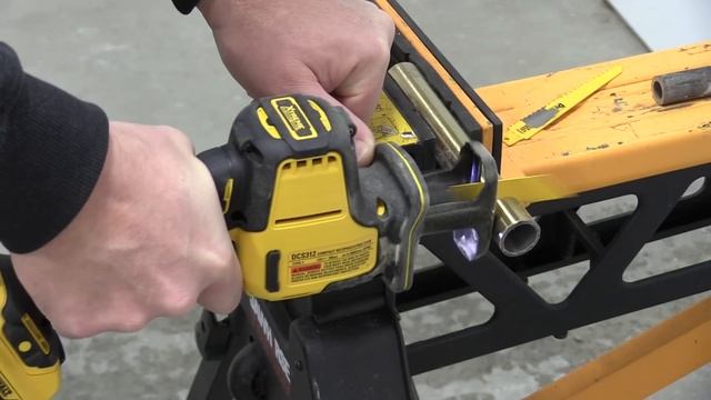 DEWALT XTREME Subcompact Tool Series New One-Handed Cordless Reciprocating Saw смотреть онлайн
