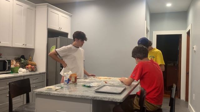 Baking Pizza blindfolded with Chris! - Sturniolo Triplets смотреть онлайн