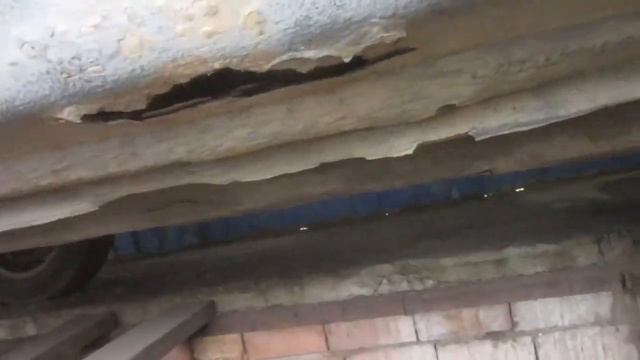 Такого я ещё не видел никогда.Стойки лобового стекла сгнили напрочь. смотреть онлайн