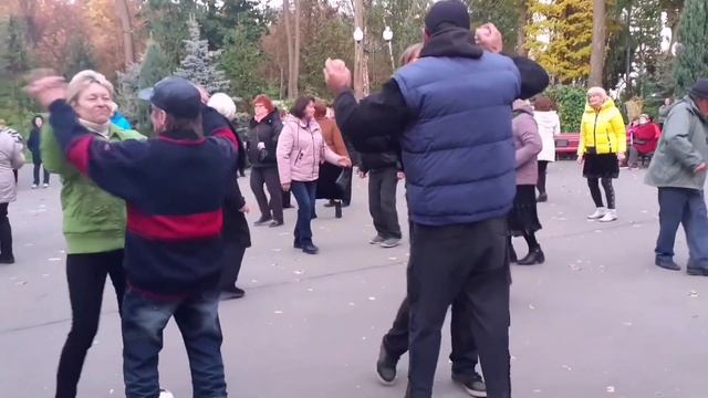КАК ЖЕ МНЕ С ТОБОЙ ЖЕНА ПОВЕЗЛО! ТАНЦЫ В ПАРКЕ ГОРЬКОГО ХАРЬКОВ смотреть онлайн