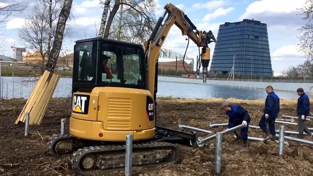 Закручивание винтовых свай мини экскаватором CAT 303.5E CR смотреть онлайн