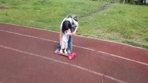 Как выбрать самокат ребёнку 1,5-2 лет и научить его на нем кататься.