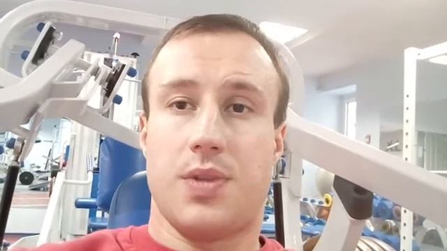 Кареглазый принял решение тренироваться в тренажерном зале с легкими весами в многоповторке! смотреть онлайн