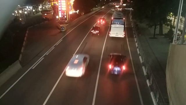 Движение машин по ночному Адлеру. смотреть онлайн