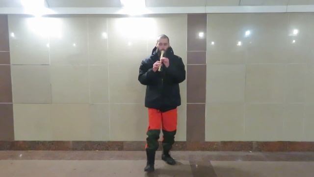 Уличный музыкант Никита играет на флейте смотреть онлайн