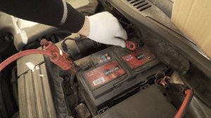 Как установить аккумулятор на Фольксваген Туран