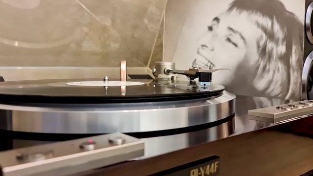 Слушаем "Жанна Агузарова - Зимушка" на виниле LP смотреть онлайн