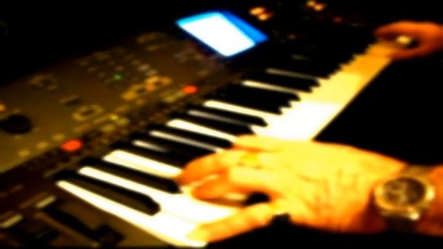 Johnny b goode played by Ronnie Beal on the Yamaha PSR8000 смотреть онлайн