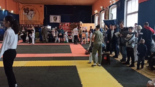 Тхэквондо дети 8-9лет Финал .(девочки) Трубникова Арина. Сестричка на первых соревнованиях. смотреть онлайн