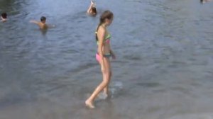 ВИДЕО ДЛЯ ДЕВОЧЕК. ВОДНЫЕ ПРОЦЕДУРЫ. КАК НЕРАЗЛУЧНЫЕ ПОДРУЖКИ КУПАЮТСЯ НА ПРУДУ ЛЕТОМ. VTS 01 1