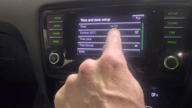 Skoda Octavia Clock Settings with Multifunction Display How To Change The Time And Date in the Dash смотреть онлайн