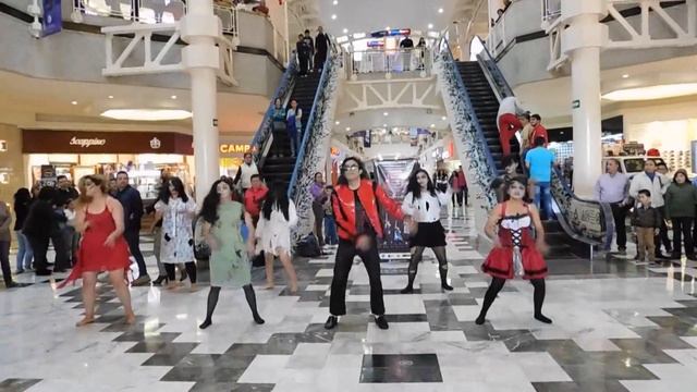 Flashmob Thriller performed by Moondancers / Galerias Coapa смотреть онлайн