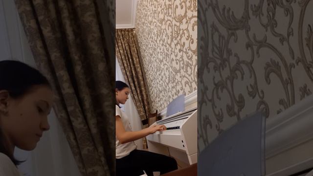 Гаммы Ми бемоль мажор и До минор смотреть онлайн