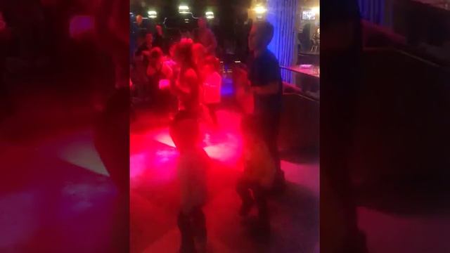 Мика зажигает на дискотеке смотреть онлайн