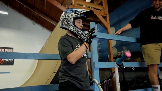 SKATEBOARD vs BMX смотреть онлайн