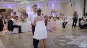 Красивая  песня  на  свадьбе