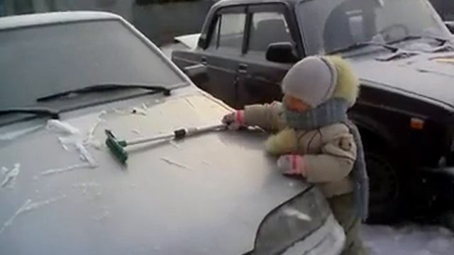Инструкция - Как правильно чистить машину от снега How to clean snow from a car смотреть онлайн