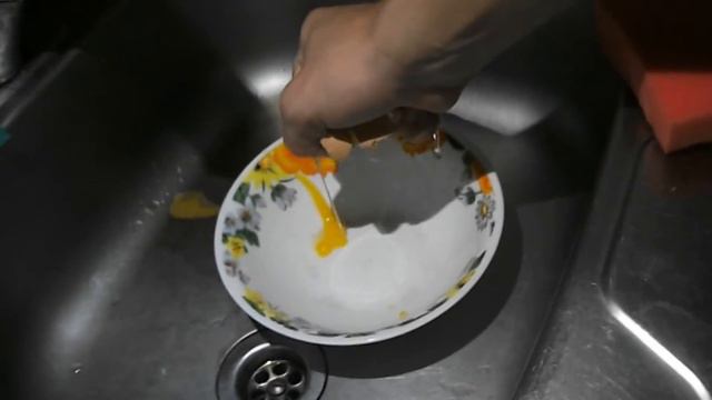 Раздавил яйцо одной рукой! смотреть онлайн