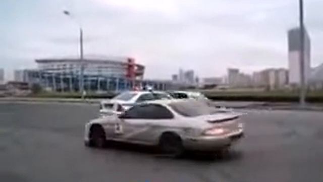 Дрифт вокруг машины ДПС смотреть онлайн