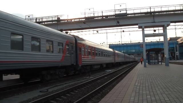 Прибытие ЭП1М-488 с поездом Москва — Владикавказ смотреть онлайн