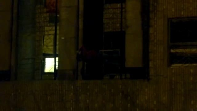 Лезут в женскую общагу!!!