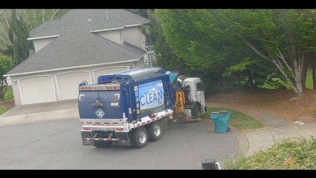 Garbage Truck Dumps Garbage Bin in Hopper смотреть онлайн