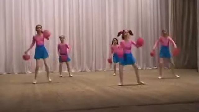 Dance with pompons. Детский танец с помпонами. смотреть онлайн