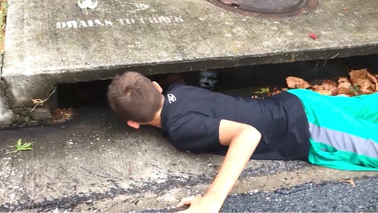 Клоун утащил школьника в канализацию.. смотреть онлайн