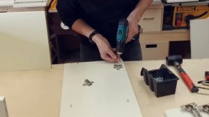 Собираю кухню. Присадка отверстий, установка фурнитуры и сборка мебели.