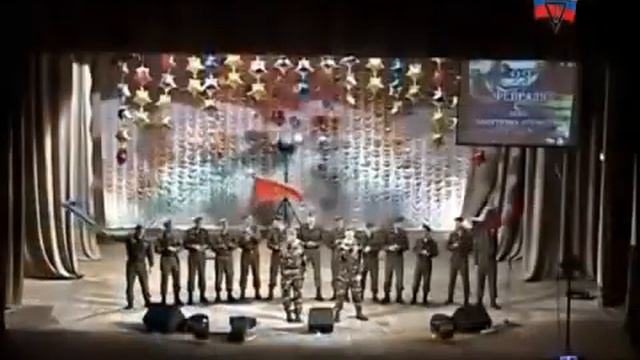 На видео на сцене подпевают песню и показывают показуху военнослужащие РДР 84 ОРБ 2009г. смотреть онлайн