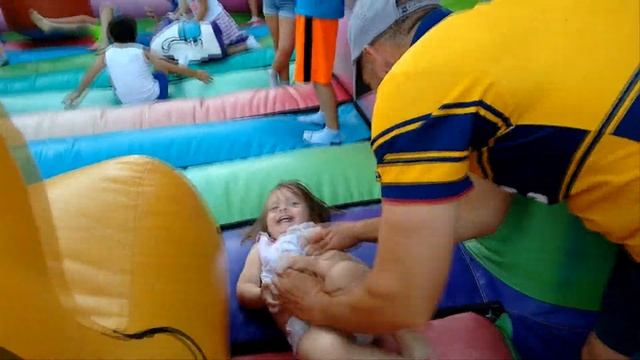 Дети играют Видео Дети прыгают на батуте смотреть онлайн