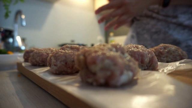 На готовила на 3 дня. Суп с зеленым горошком . Макароны и котлеты. Мясо на бутерброды. Бисквит смотреть онлайн